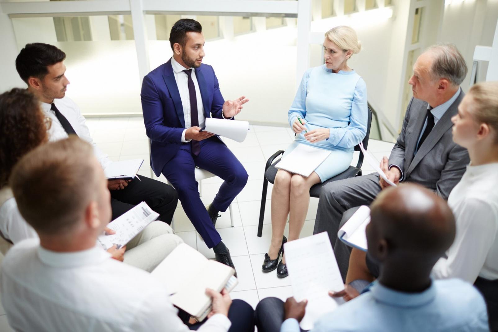Sesión de planificación financiera con estudiantes internacionales