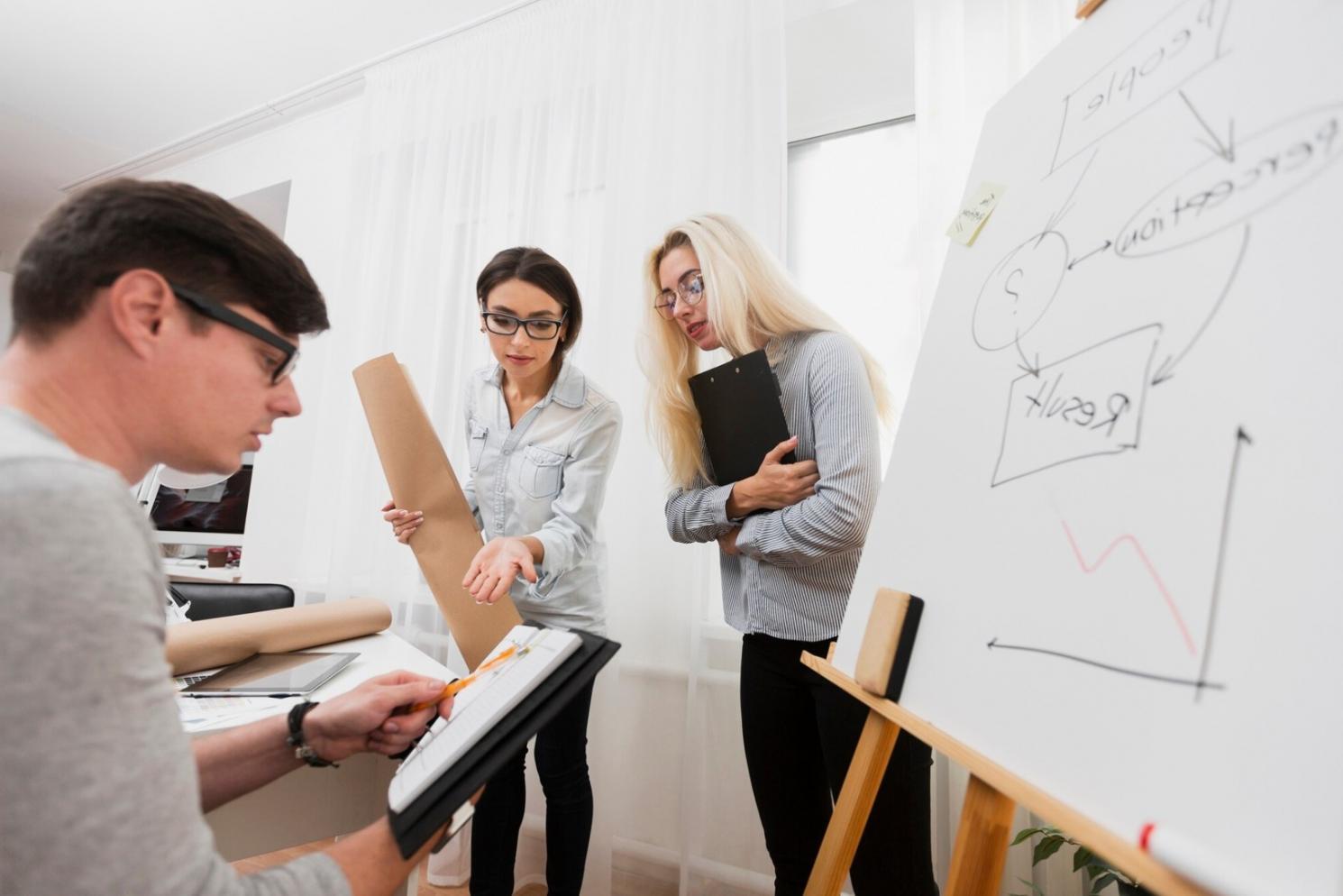 Oficina de análisis financiero zenqualithor en Alicante mostrando ambiente de trabajo colaborativo