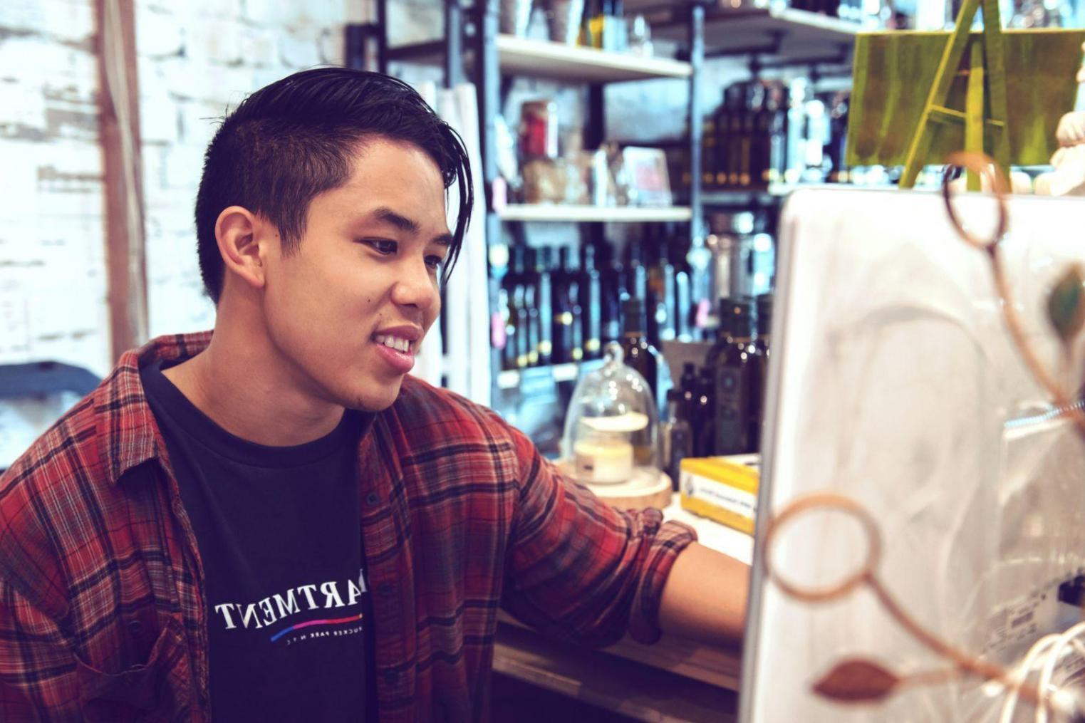 Sesión de análisis financiero detallado con gráficos y métricas empresariales